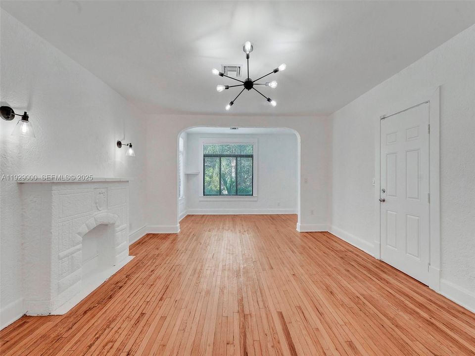 出租: $2,400 (2 贝兹, 1 浴室, 1156 平方英尺)