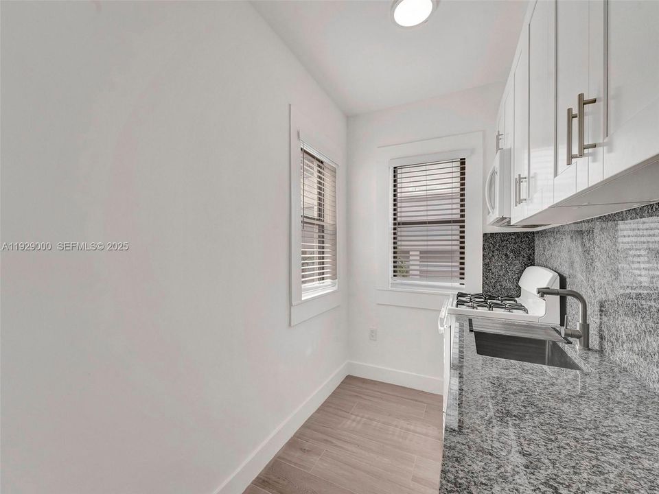 出租: $2,400 (2 贝兹, 1 浴室, 1156 平方英尺)