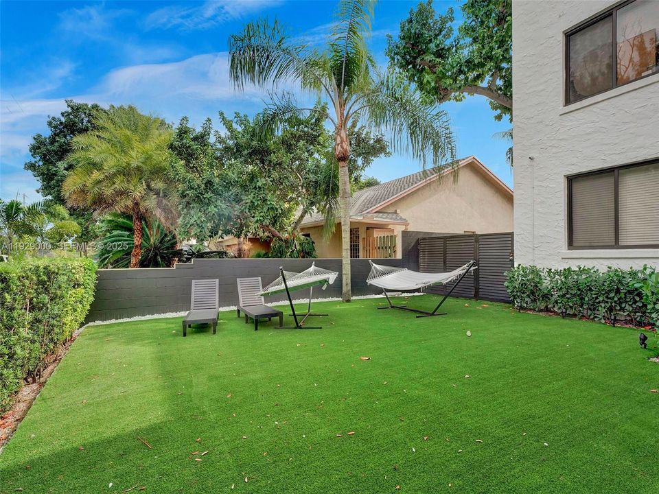 出租: $2,400 (2 贝兹, 1 浴室, 1156 平方英尺)