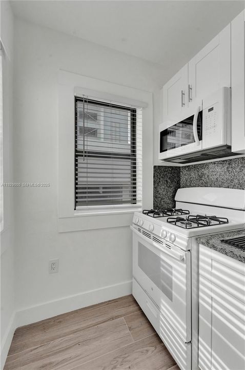 出租: $2,400 (2 贝兹, 1 浴室, 1156 平方英尺)