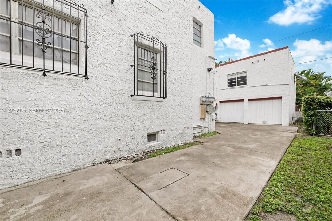 For Rent: $3,500 (3 beds, 1 baths, 3849 Square Feet)