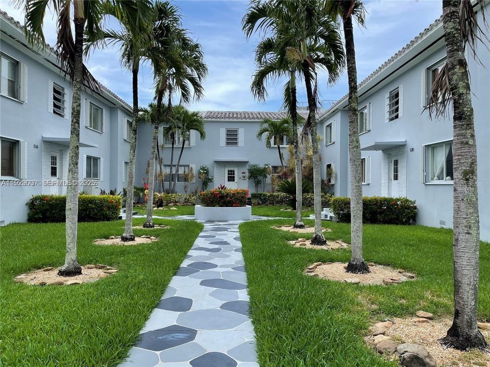 For Rent: $2,300 (2 beds, 1 baths, 840 Square Feet)