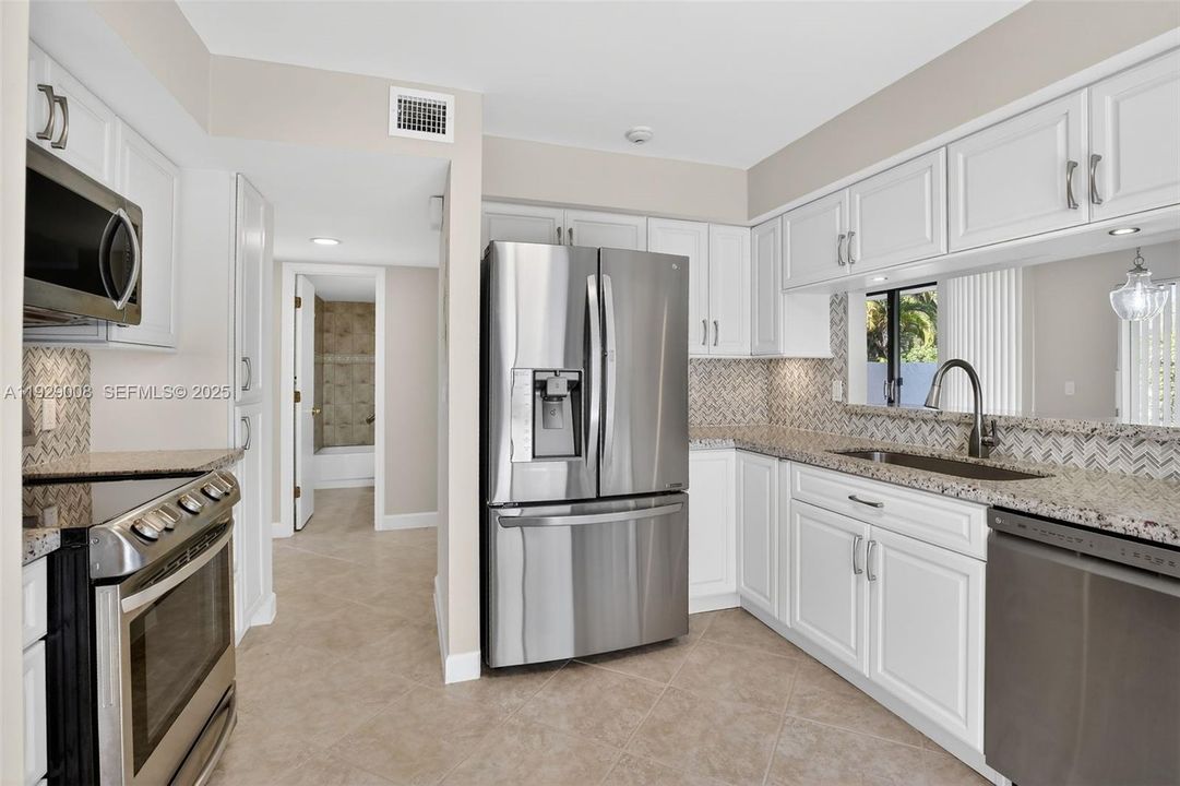 For Sale: $450,000 (3 beds, 3 baths, 1557 Square Feet)