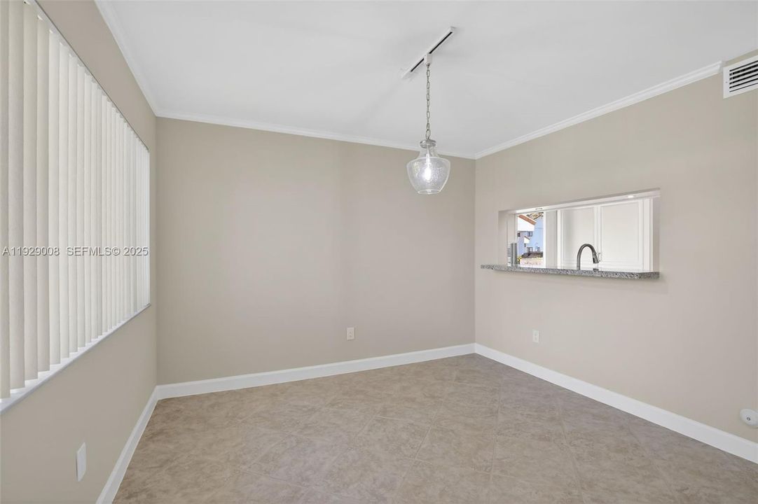 For Sale: $450,000 (3 beds, 3 baths, 1557 Square Feet)