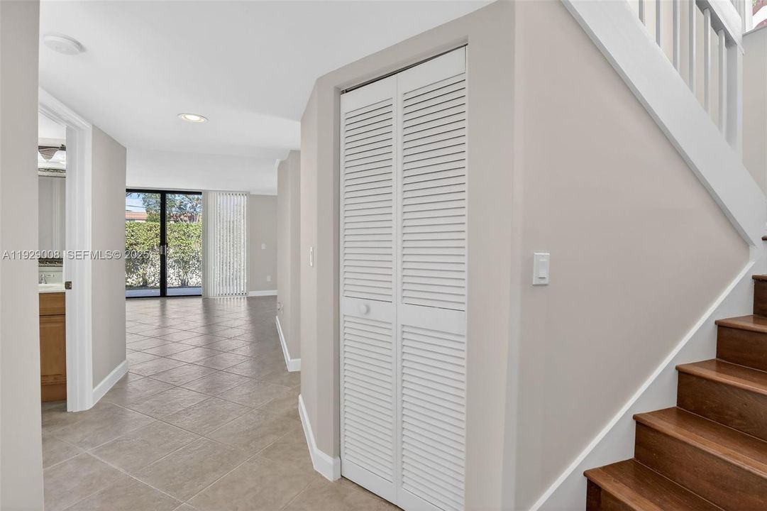 For Sale: $450,000 (3 beds, 3 baths, 1557 Square Feet)