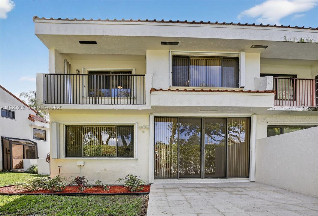 For Sale: $450,000 (3 beds, 3 baths, 1557 Square Feet)