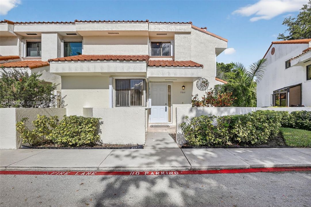For Sale: $450,000 (3 beds, 3 baths, 1557 Square Feet)