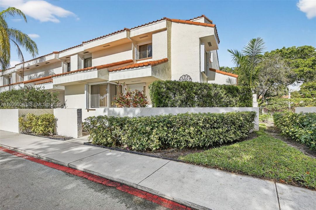 For Sale: $450,000 (3 beds, 3 baths, 1557 Square Feet)