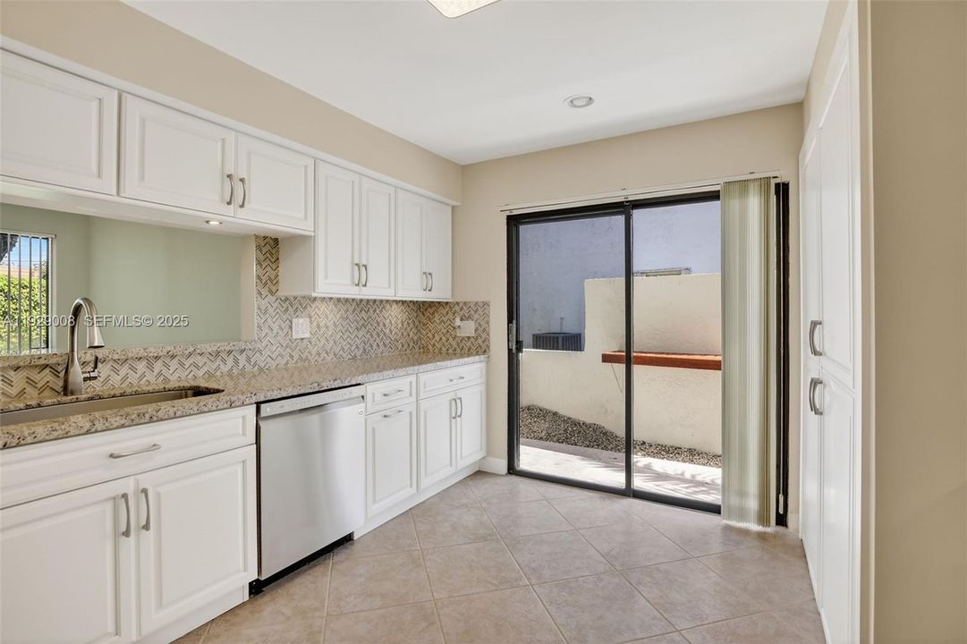 For Sale: $450,000 (3 beds, 3 baths, 1557 Square Feet)