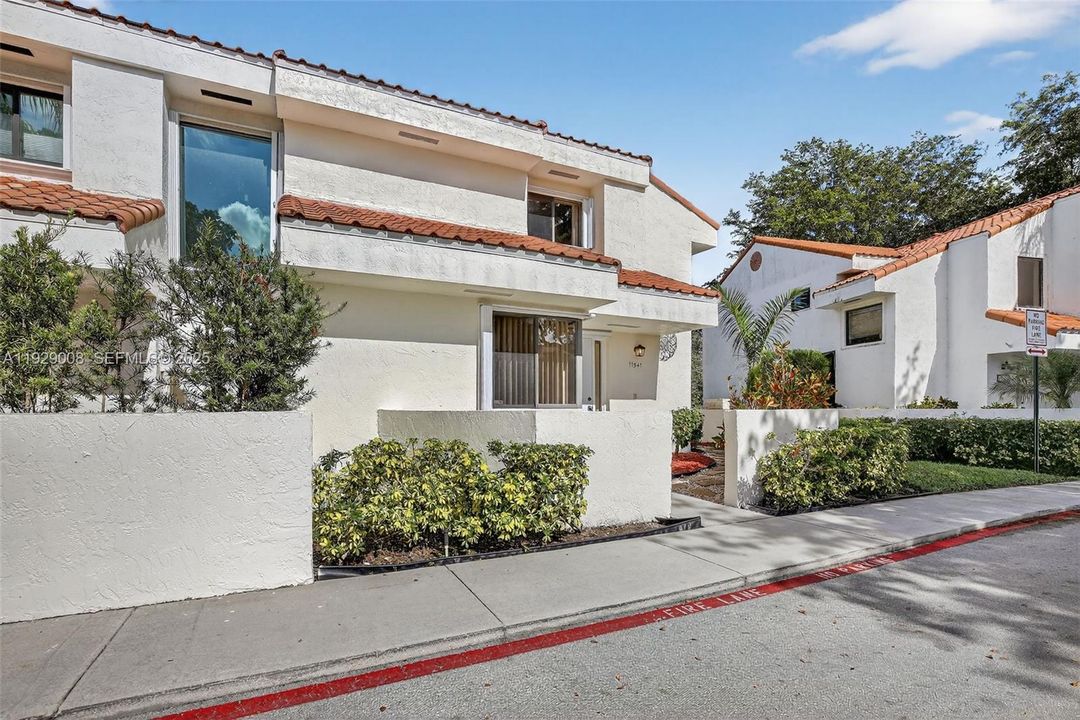 For Sale: $450,000 (3 beds, 3 baths, 1557 Square Feet)