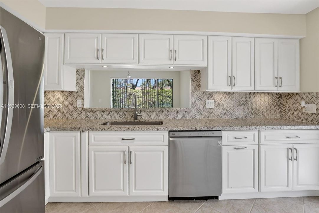 For Sale: $450,000 (3 beds, 3 baths, 1557 Square Feet)