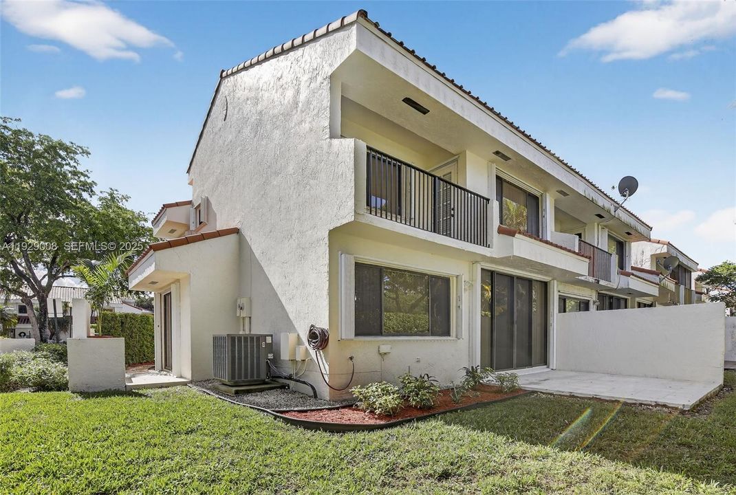 For Sale: $450,000 (3 beds, 3 baths, 1557 Square Feet)