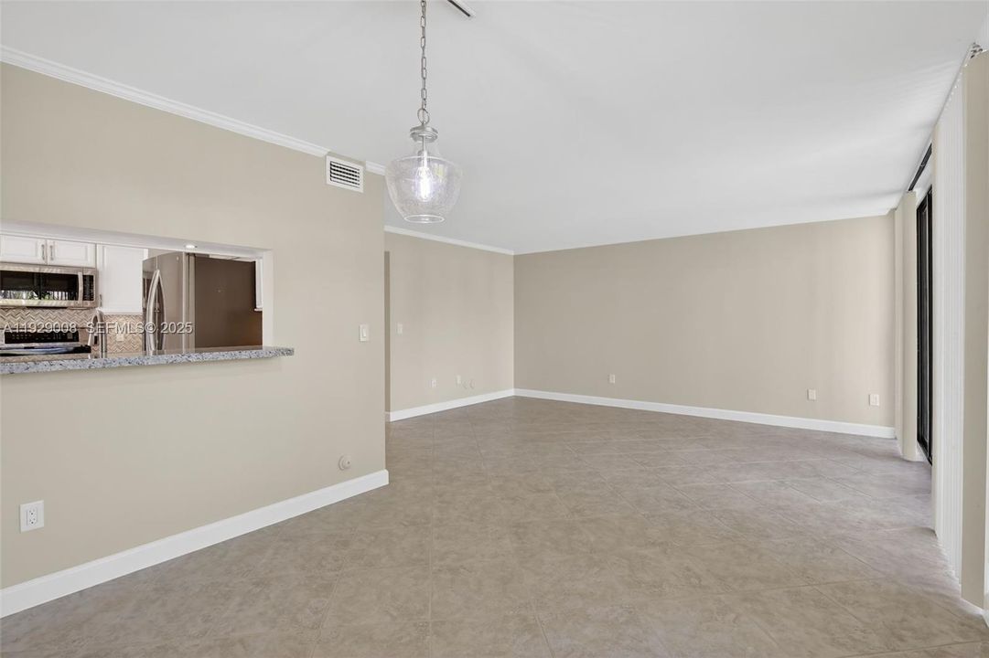 For Sale: $450,000 (3 beds, 3 baths, 1557 Square Feet)