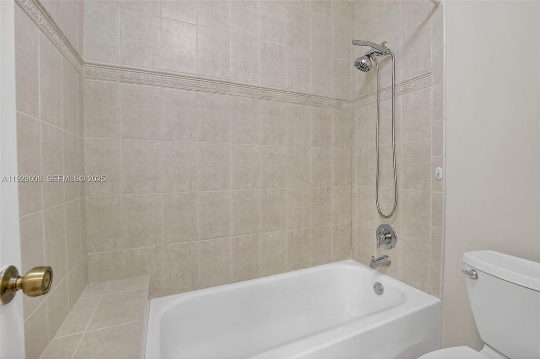 For Sale: $450,000 (3 beds, 3 baths, 1557 Square Feet)