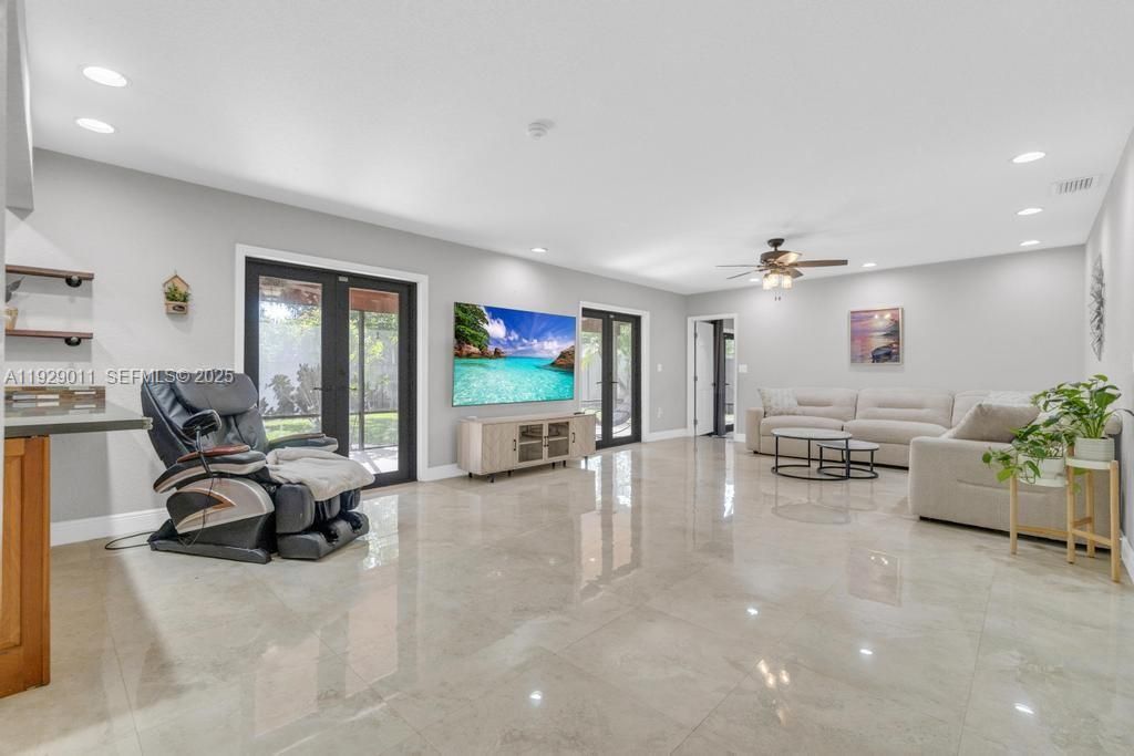 En Venta: $739,000 (3 camas, 2 baños, 2291 Pies cuadrados)