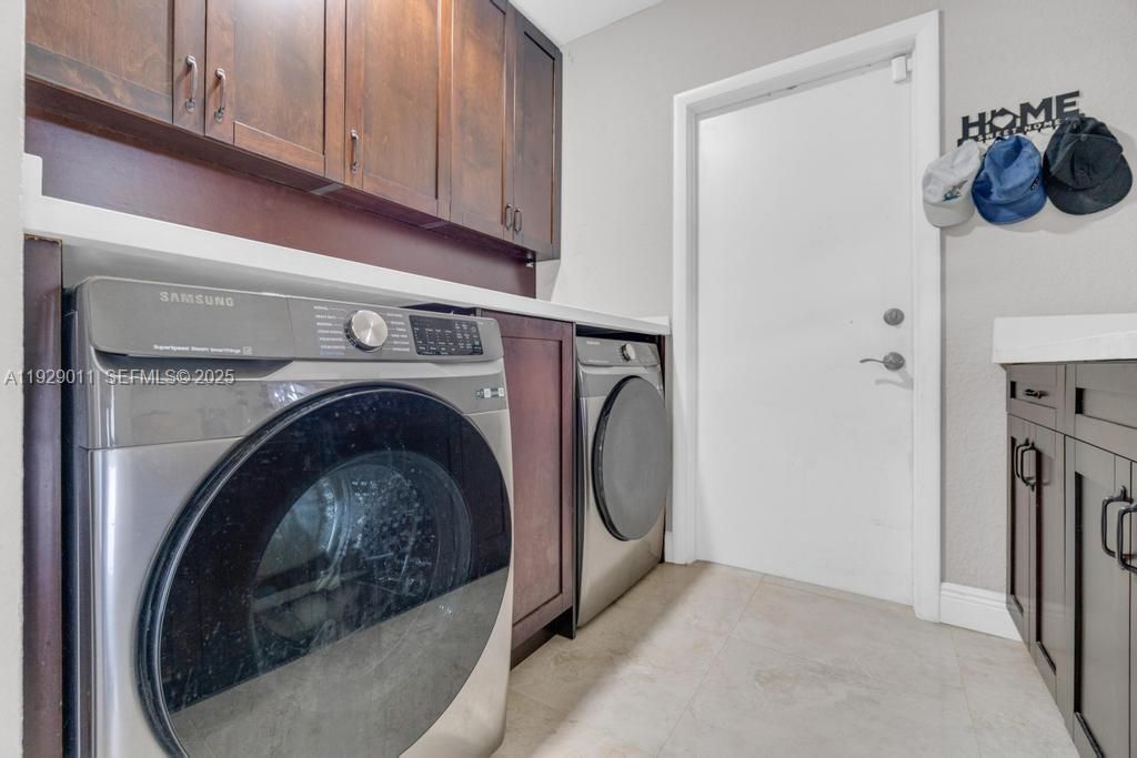 En Venta: $739,000 (3 camas, 2 baños, 2291 Pies cuadrados)