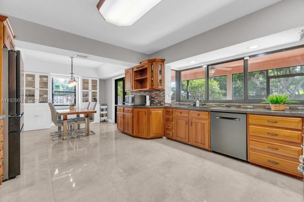 En Venta: $739,000 (3 camas, 2 baños, 2291 Pies cuadrados)