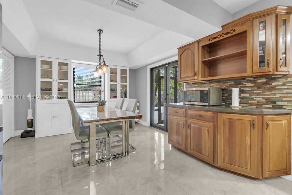 En Venta: $739,000 (3 camas, 2 baños, 2291 Pies cuadrados)