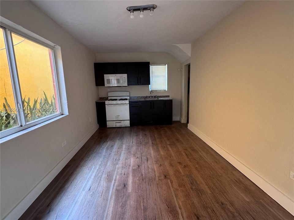For Rent: $1,700 (1 beds, 1 baths, 600 Square Feet)