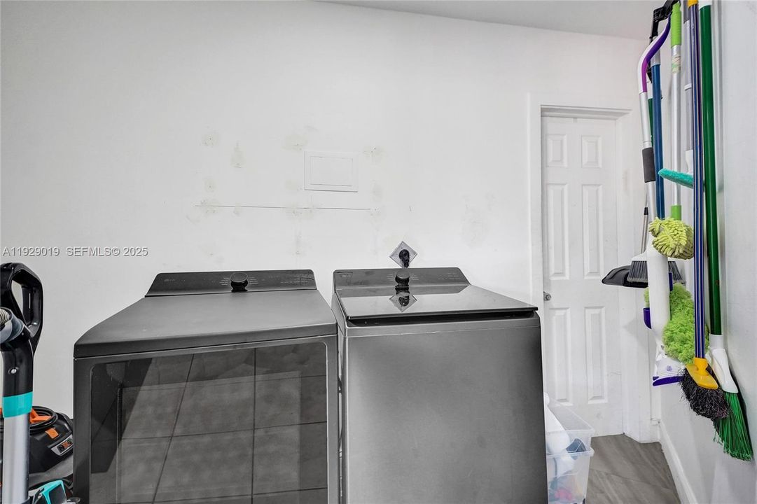 待售: $1,950,000 (6 贝兹, 3 浴室, 3203 平方英尺)