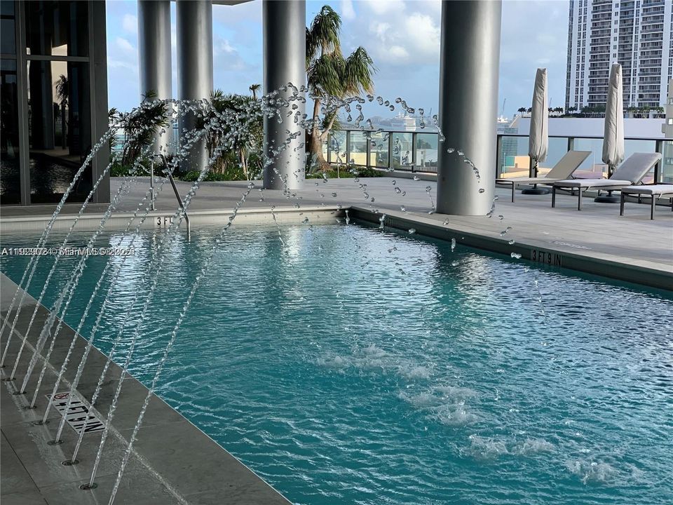 待售: $475,000 (1 贝兹, 1 浴室, 850 平方英尺)