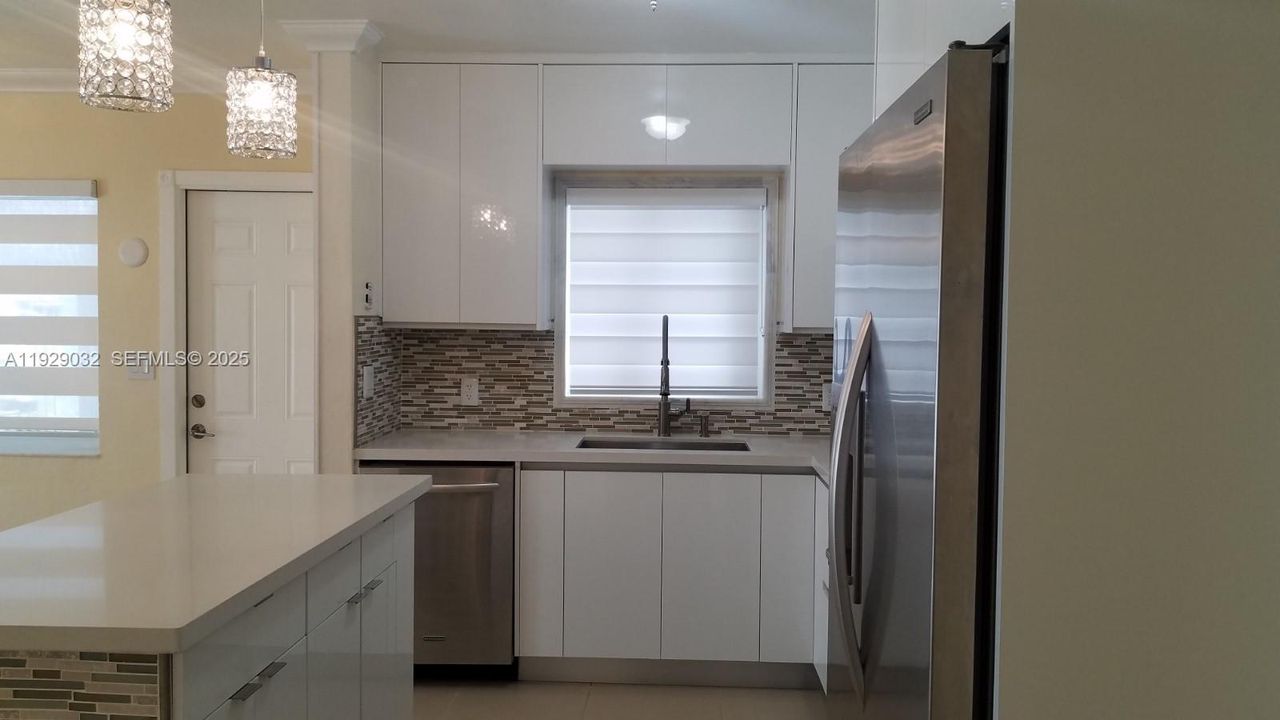 В аренду: $3,300 (3 спален, 2 ванн, 1429 Квадратных фут)