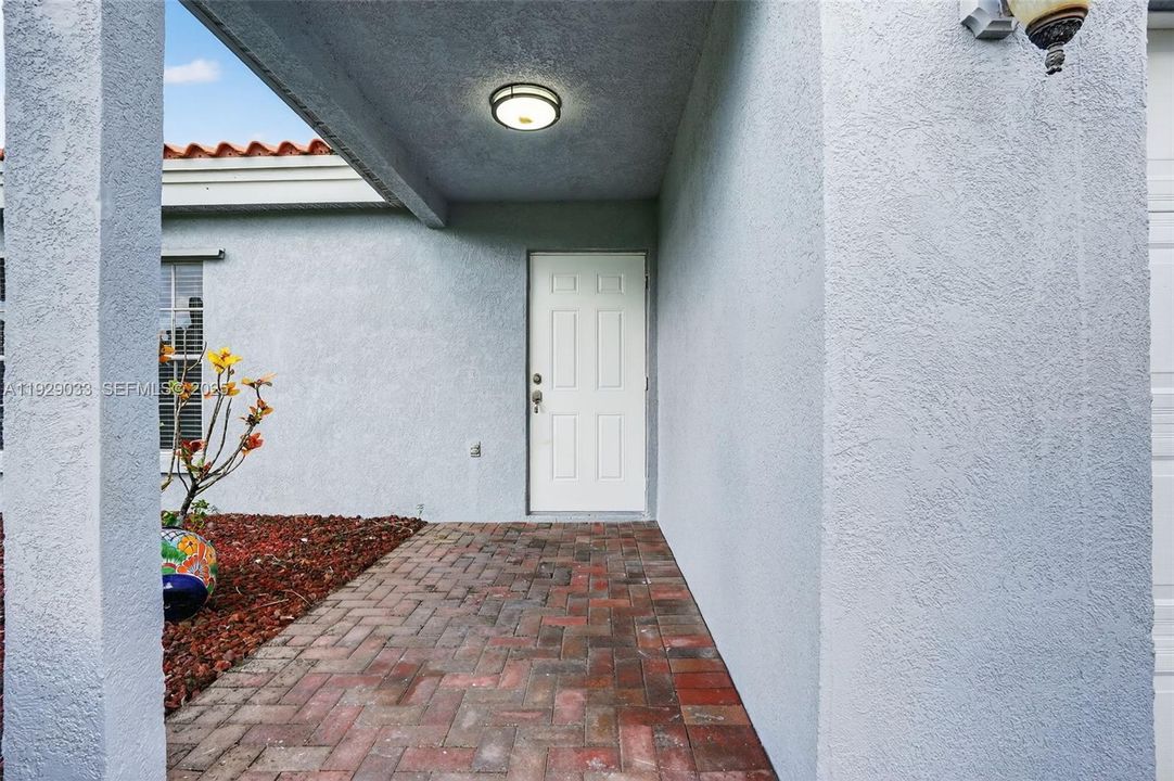 For Sale: $999,000 (3 beds, 2 baths, 1968 Square Feet)