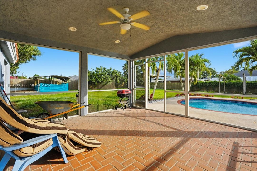 For Sale: $999,000 (3 beds, 2 baths, 1968 Square Feet)