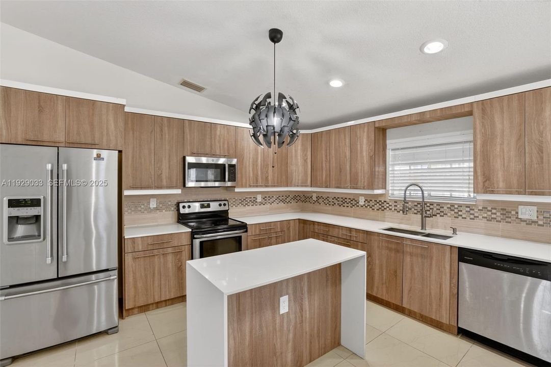 For Sale: $999,000 (3 beds, 2 baths, 1968 Square Feet)