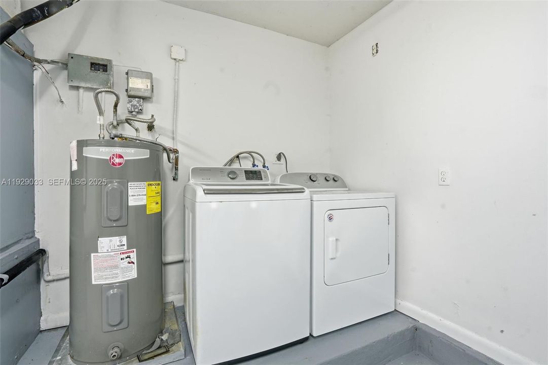 For Sale: $999,000 (3 beds, 2 baths, 1968 Square Feet)