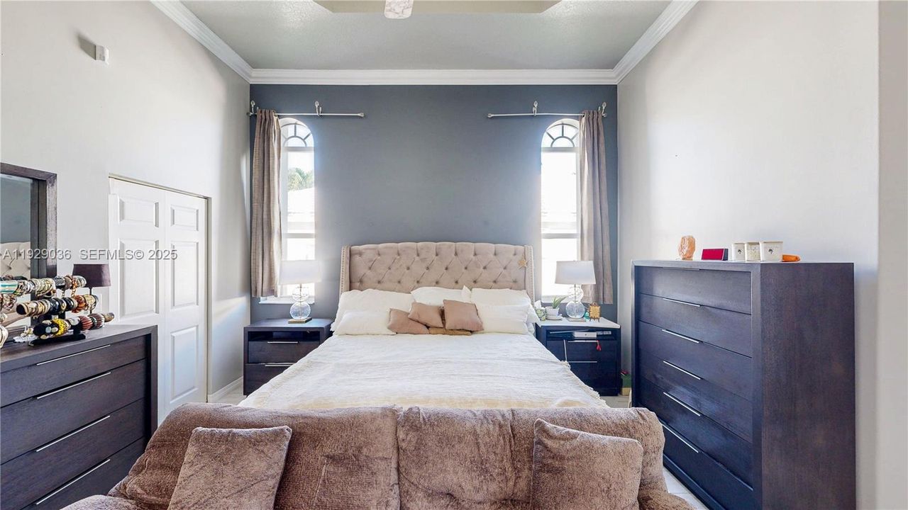 待售: $620,000 (5 贝兹, 2 浴室, 2460 平方英尺)