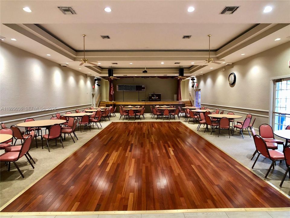 待售: $620,000 (5 贝兹, 2 浴室, 2460 平方英尺)