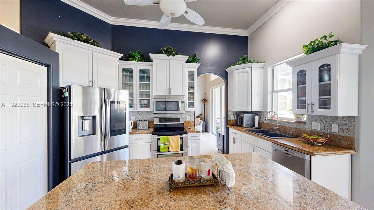 待售: $620,000 (5 贝兹, 2 浴室, 2460 平方英尺)