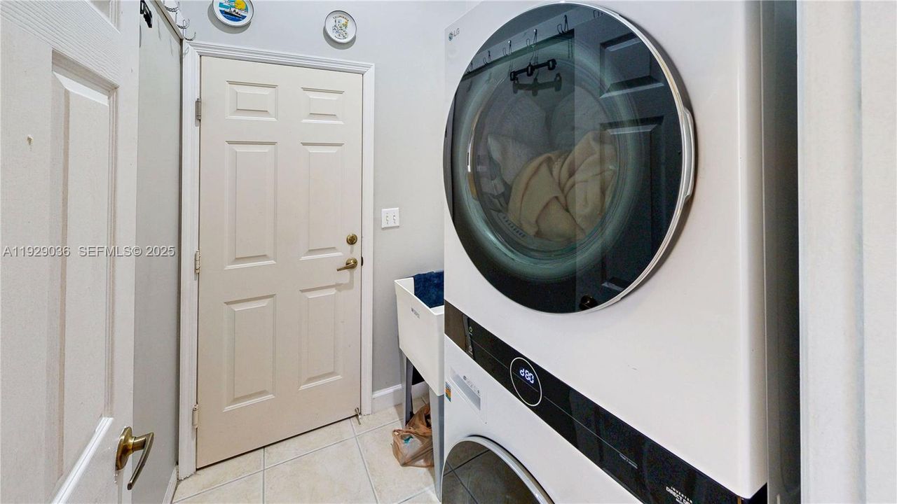 待售: $620,000 (5 贝兹, 2 浴室, 2460 平方英尺)