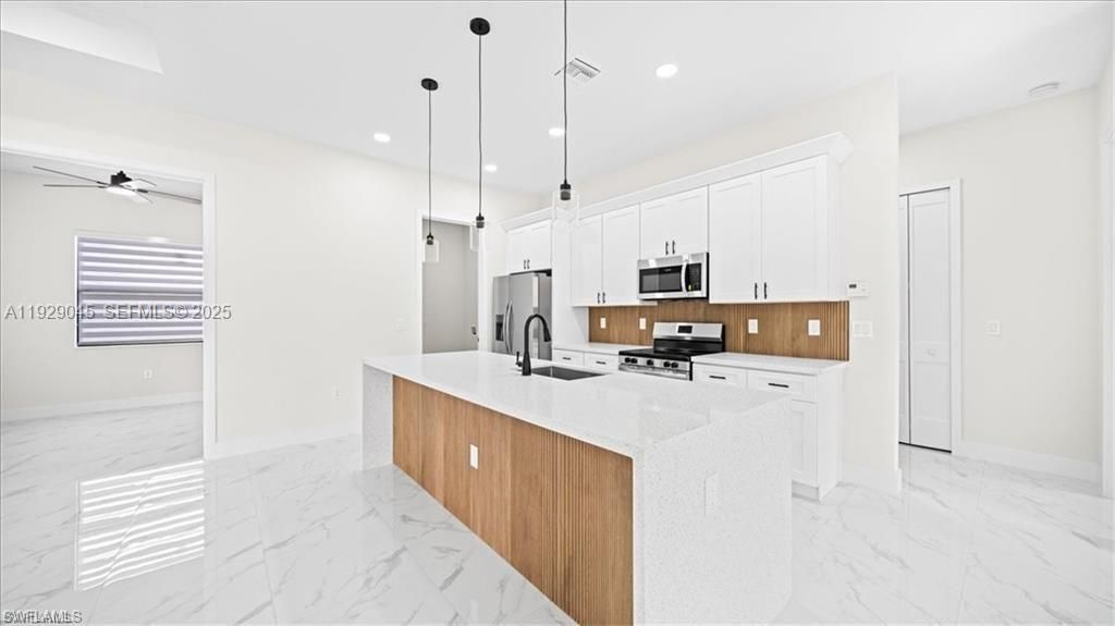 На продажу: $384,900 (4 спален, 2 ванн, 0 Квадратных фут)