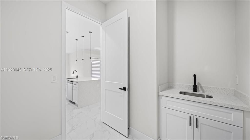 На продажу: $384,900 (4 спален, 2 ванн, 0 Квадратных фут)