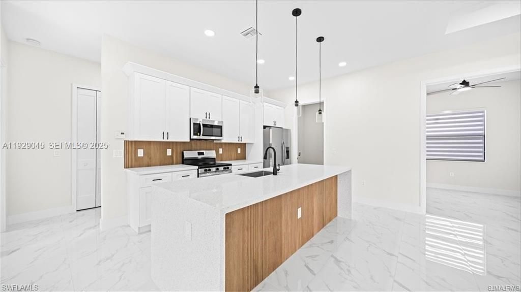 На продажу: $384,900 (4 спален, 2 ванн, 0 Квадратных фут)