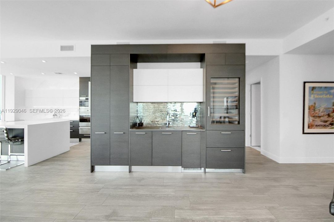 CUSOM DESIGN UPGRADED BAR/WITH ICEMAKER