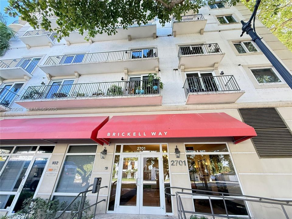 For Sale: $360,000 (1 beds, 1 baths, 695 Square Feet)