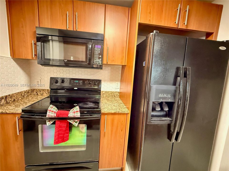 For Sale: $360,000 (1 beds, 1 baths, 695 Square Feet)