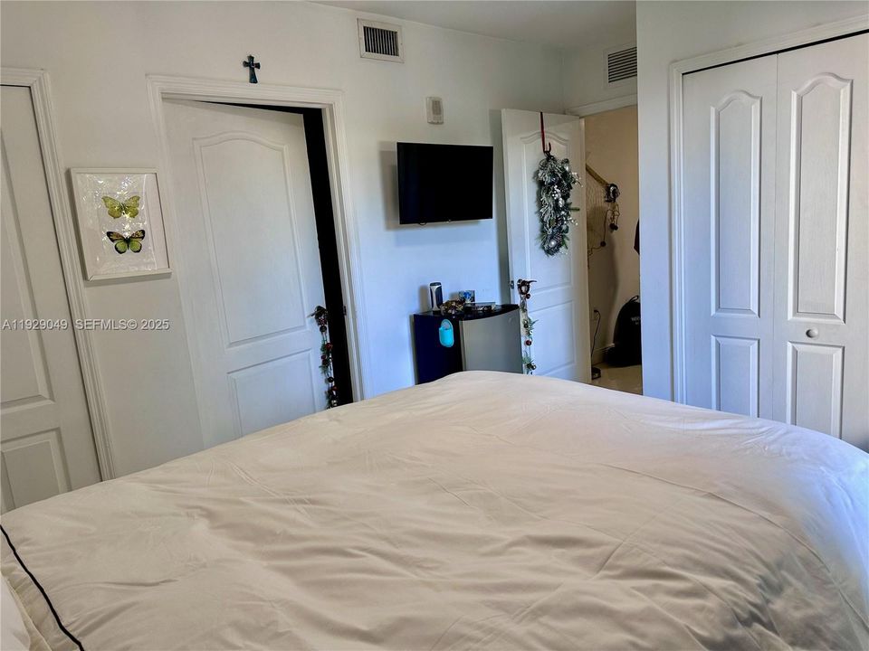 For Sale: $360,000 (1 beds, 1 baths, 695 Square Feet)