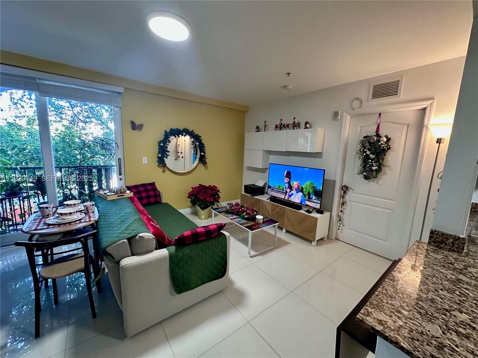 For Sale: $360,000 (1 beds, 1 baths, 695 Square Feet)