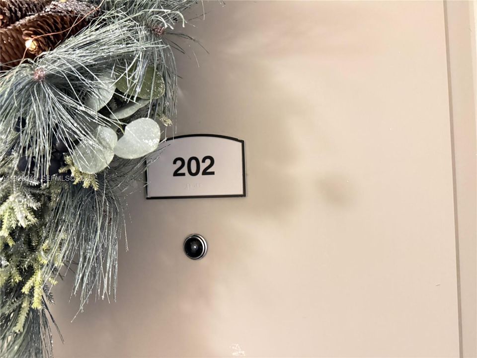 For Sale: $360,000 (1 beds, 1 baths, 695 Square Feet)