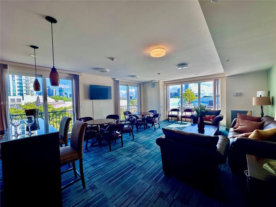 For Sale: $360,000 (1 beds, 1 baths, 695 Square Feet)