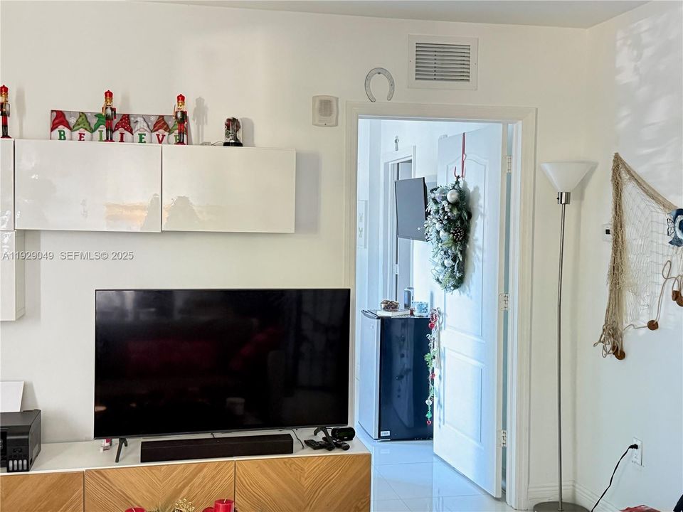 For Sale: $360,000 (1 beds, 1 baths, 695 Square Feet)