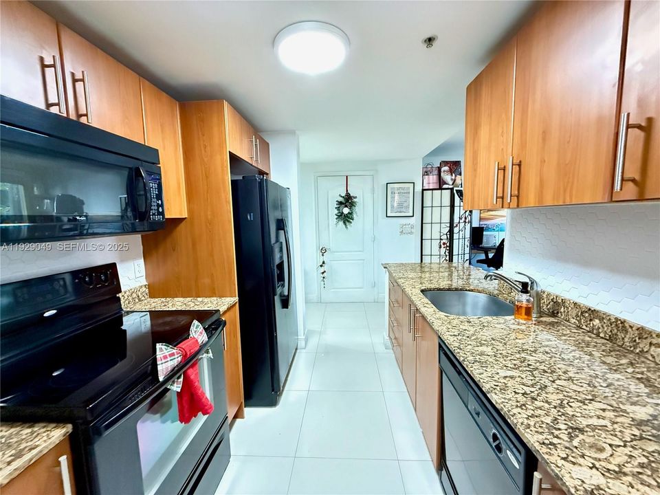 For Sale: $360,000 (1 beds, 1 baths, 695 Square Feet)