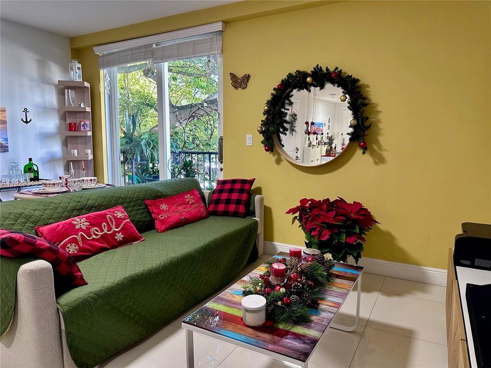 For Sale: $360,000 (1 beds, 1 baths, 695 Square Feet)