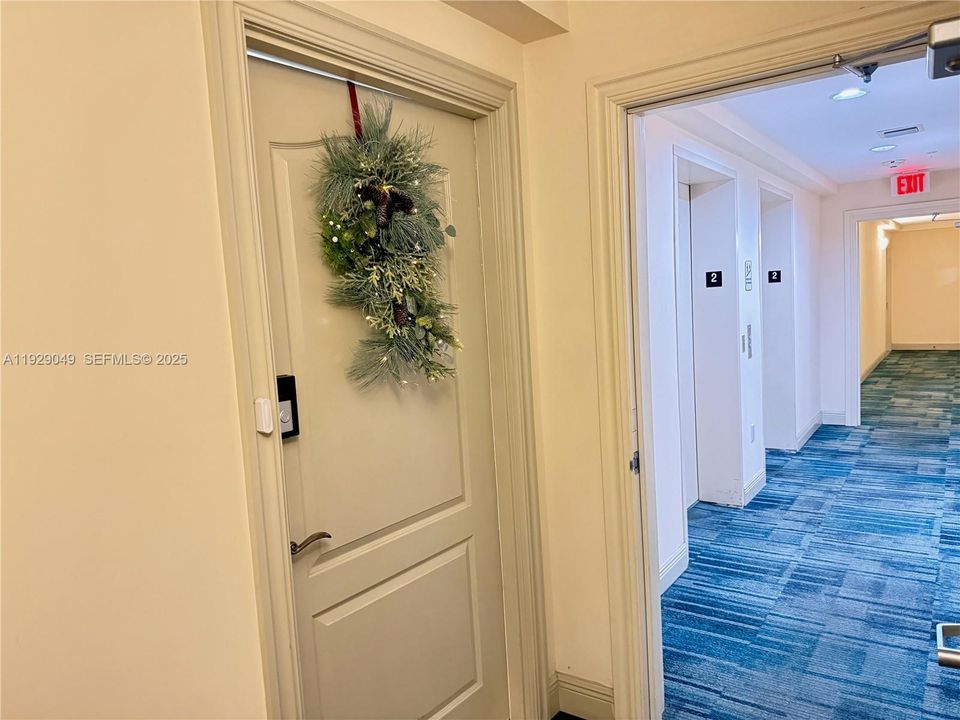 For Sale: $360,000 (1 beds, 1 baths, 695 Square Feet)