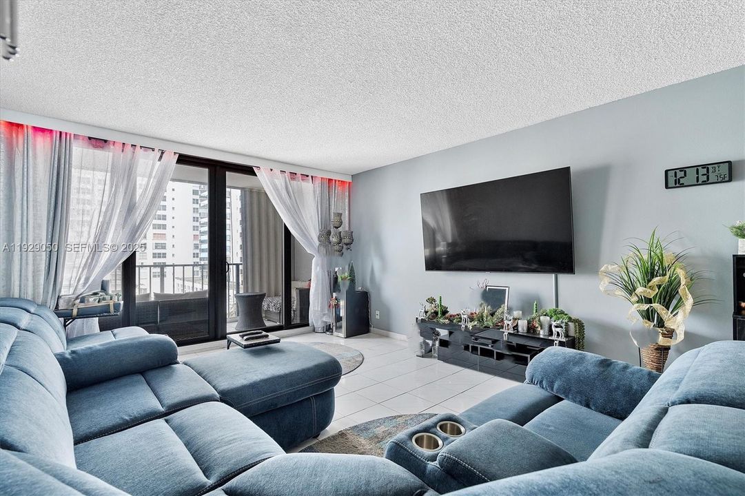 На продажу: $529,000 (2 спален, 2 ванн, 1230 Квадратных фут)