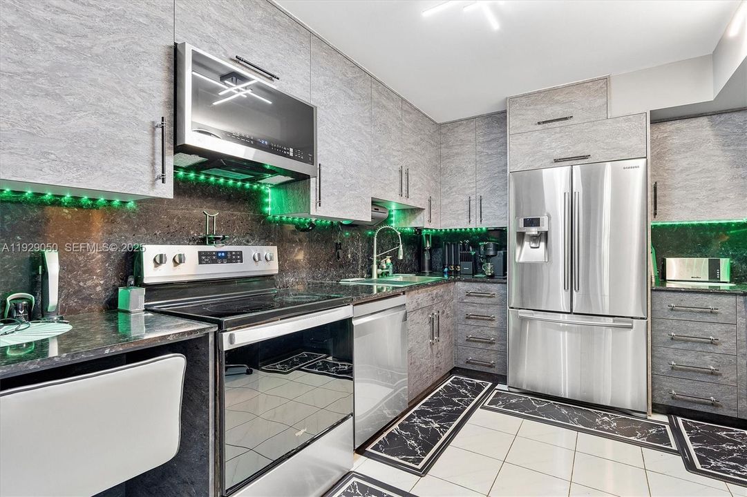 На продажу: $529,000 (2 спален, 2 ванн, 1230 Квадратных фут)